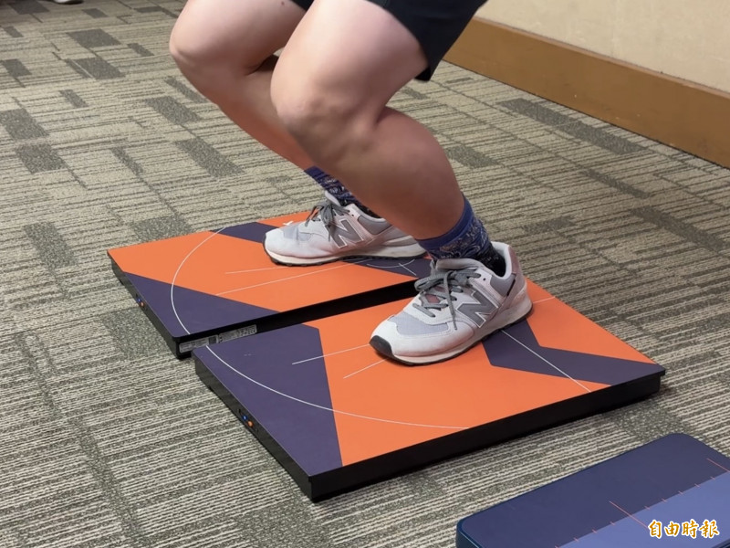 北榮首創滑雪運動員全方位檢測體系,涵蓋基本體能測驗等多個項目。圖為評估用儀器。(記者林志怡攝) 北榮首創滑雪運動員全方位檢測體系,涵蓋基本體能測驗等多個項目。圖為評估用儀器。(記者林志怡攝)