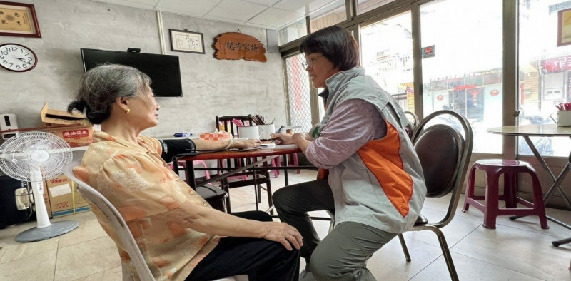 北市聯醫推動北竿鄉全人整合照護計畫,個管師深入社區到案家進行訪視,照護長者身心健康。(北市聯醫提供) 北市聯醫推動北竿鄉全人整合照護計畫,個管師深入社區到案家進行訪視,照護長者身心健康。(北市聯醫提供)