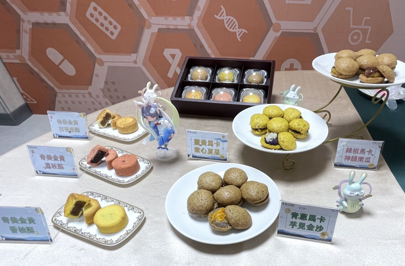 佳里奇美醫院創新推出薑黃馬卡紫心夏果、青蔥馬卡芋見金沙、辣椒馬卡神韻南瓜等3款馬卡龍月餅,還有荔枝酥、百香果酥、香柚酥。(記者楊金城攝) 佳里奇美醫院創新推出薑黃馬卡紫心夏果、青蔥馬卡芋見金沙、辣椒馬卡神韻南瓜等3款馬卡龍月餅,還有荔枝酥、百香果酥、香柚酥。(記者楊金城攝)
