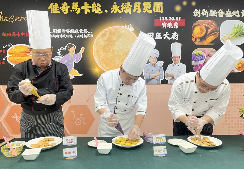 製作植萃馬卡龍簡單易學。(記者楊金城攝) 製作植萃馬卡龍簡單易學。(記者楊金城攝)