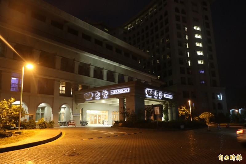 美國學校食物中毒四名學生送慈濟醫院急診治療。(記者張軒哲攝) 美國學校食物中毒四名學生送慈濟醫院急診治療。(記者張軒哲攝)