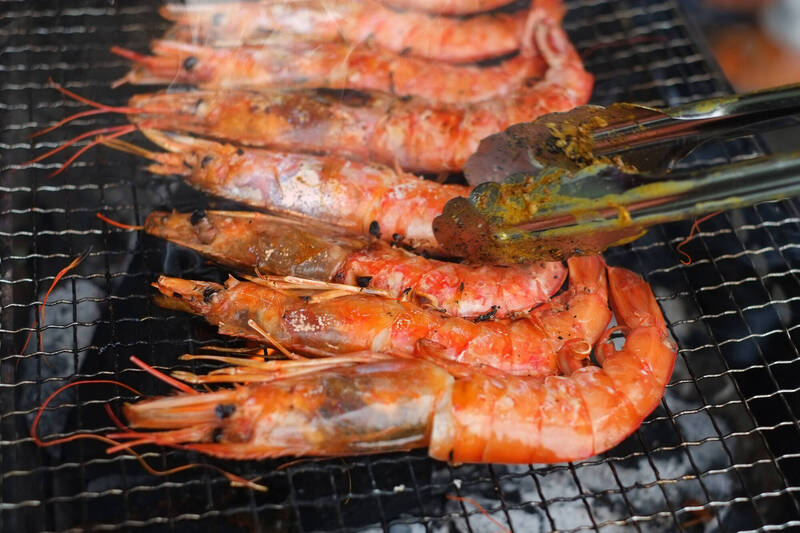 減重醫師魏士航建議,中秋烤肉可提高魚類、海鮮比例,取代部分牛、豬等紅肉,並盡量避免香腸、培根、熱狗等加工品。(圖擷取自photoAC) 減重醫師魏士航建議,中秋烤肉可提高魚類、海鮮比例,取代部分牛、豬等紅肉,並盡量避免香腸、培根、熱狗等加工品。(圖擷取自photoAC)