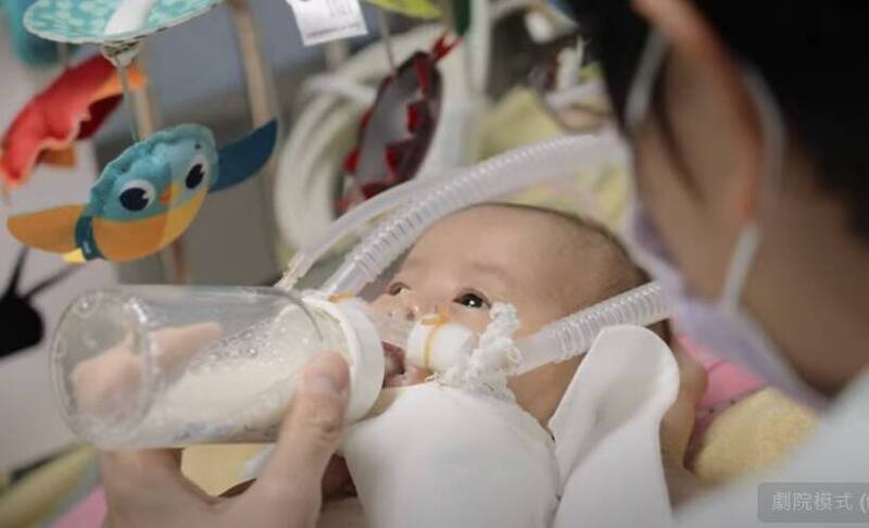 台大兒童醫院日前上架「只有兒科才有的風景:萌芽」,讓曾是兒科的學長、姊,紛紛上網向學弟妹溫情喊話:「加入兒科大家庭吧!」(擷取自「萌芽」影片) 台大兒童醫院日前上架「只有兒科才有的風景:萌芽」,讓曾是兒科的學長、姊,紛紛上網向學弟妹溫情喊話:「加入兒科大家庭吧!」(擷取自「萌芽」影片)