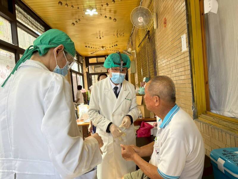 花蓮慈濟醫院副院長陳培榕親自帶領團隊,進駐光復醫療站,見到老病友還能閒話家常,心中無限感激。(取自陳培榕臉書 花蓮慈濟醫院副院長陳培榕親自帶領團隊,進駐光復醫療站,見到老病友還能閒話家常,心中無限感激。(取自陳培榕臉書