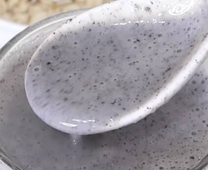 「芝麻燕麥奶」由芝麻、燕麥、紅棗、鮮奶組成;圖為示意圖。(圖擷取自孫語霙臉書) 「芝麻燕麥奶」由芝麻、燕麥、紅棗、鮮奶組成;圖為示意圖。(圖擷取自孫語霙臉書)