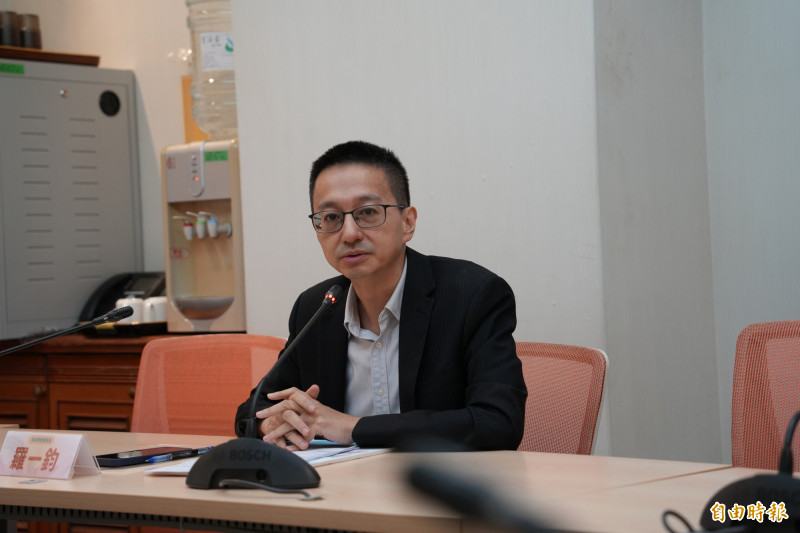 疾管署署長羅一鈞透露,已將「加強型流感疫苗」列為明年度疫苗政策重點,規劃導入20萬劑,優先供65歲以上長照安養機構住民施打。(記者邱芷柔攝) 疾管署署長羅一鈞透露,已將「加強型流感疫苗」列為明年度疫苗政策重點,規劃導入20萬劑,優先供65歲以上長照安養機構住民施打。(記者邱芷柔攝)