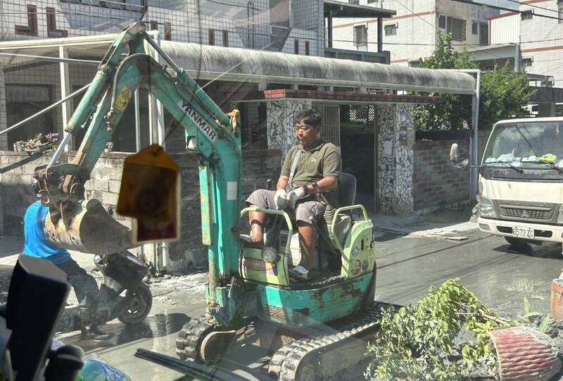 花蓮慈濟醫院副院長陳培榕十分不捨「挖土機超人」(見圖),呼籲前線救災熱血民眾,任何不舒服要到醫療站接受治療。(林鴻森家屬提供) 花蓮慈濟醫院副院長陳培榕十分不捨「挖土機超人」(見圖),呼籲前線救災熱血民眾,任何不舒服要到醫療站接受治療。(林鴻森家屬提供)