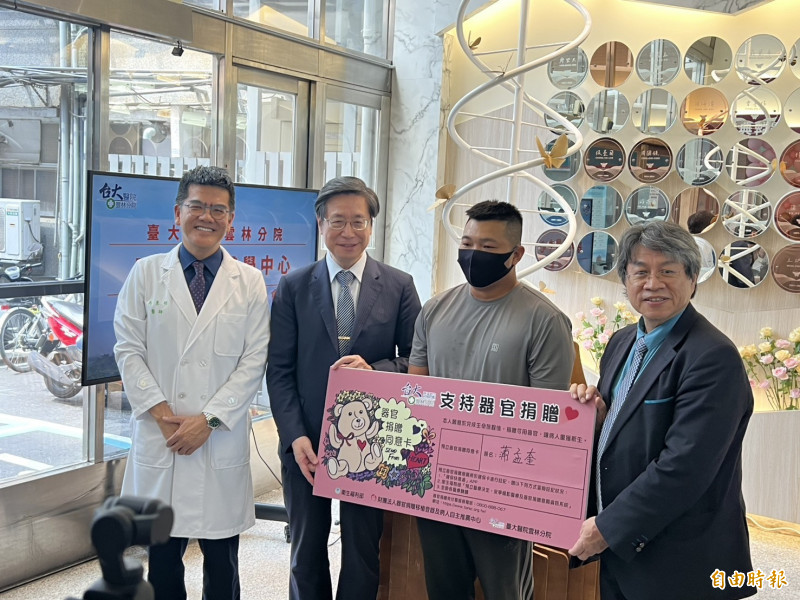 參與弟弟器捐過程後家屬也簽署器官捐贈卡。(記者黃淑莉攝) 參與弟弟器捐過程後家屬也簽署器官捐贈卡。(記者黃淑莉攝)