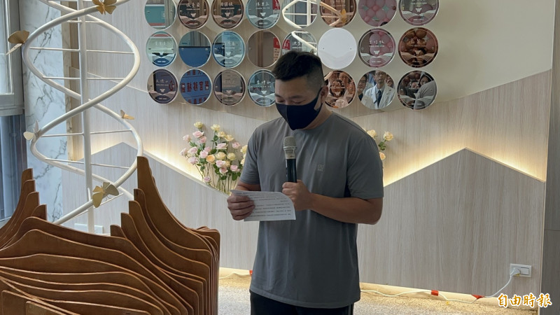 34歲器捐者的哥哥在台大醫院雲林分院器官移植中心揭牌儀式上分享幫弟弟決定器捐的過程。(記者黃淑莉攝) 34歲器捐者的哥哥在台大醫院雲林分院器官移植中心揭牌儀式上分享幫弟弟決定器捐的過程。(記者黃淑莉攝)