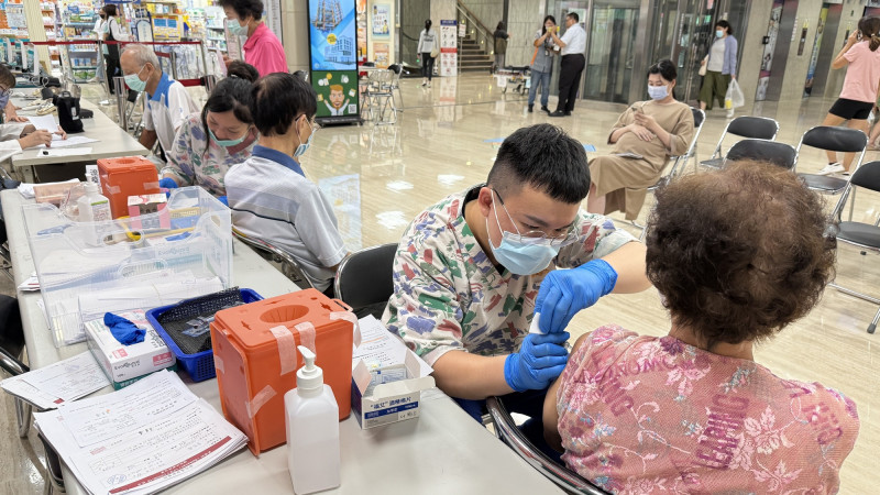 彰基連日來施打流感、新冠疫苗,人潮相當踴躍。(圖由彰基提供) 彰基連日來施打流感、新冠疫苗,人潮相當踴躍。(圖由彰基提供)