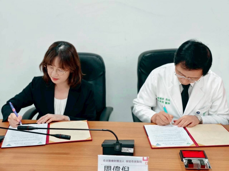 柳營奇美醫院院長周偉倪(右)與育英醫護專校長卓怡孜(左)代表雙方簽署合作意向書。(柳營奇美醫院提供) 柳營奇美醫院院長周偉倪(右)與育英醫護專校長卓怡孜(左)代表雙方簽署合作意向書。(柳營奇美醫院提供)