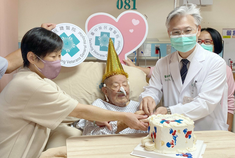 台中榮總院長傅雲慶與榮民馮爺爺及其家人一同切蛋糕慶祝馮爺爺103歲生日。(中榮提供) 台中榮總院長傅雲慶與榮民馮爺爺及其家人一同切蛋糕慶祝馮爺爺103歲生日。(中榮提供)