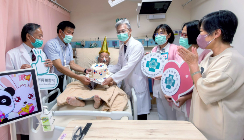 台中榮總院長傅雲慶在國慶前夕,和住院榮民馮爺爺及其家人一同切蛋糕慶祝馮爺爺103歲生日。(中榮提供) 台中榮總院長傅雲慶在國慶前夕,和住院榮民馮爺爺及其家人一同切蛋糕慶祝馮爺爺103歲生日。(中榮提供)