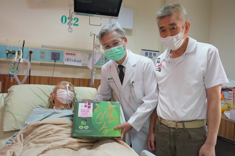 台中榮總院長傅雲慶(中)於雙十國慶前夕探視住院的100歲人瑞榮民楊爺爺(左),送上祝福。(中榮提供) 台中榮總院長傅雲慶(中)於雙十國慶前夕探視住院的100歲人瑞榮民楊爺爺(左),送上祝福。(中榮提供)