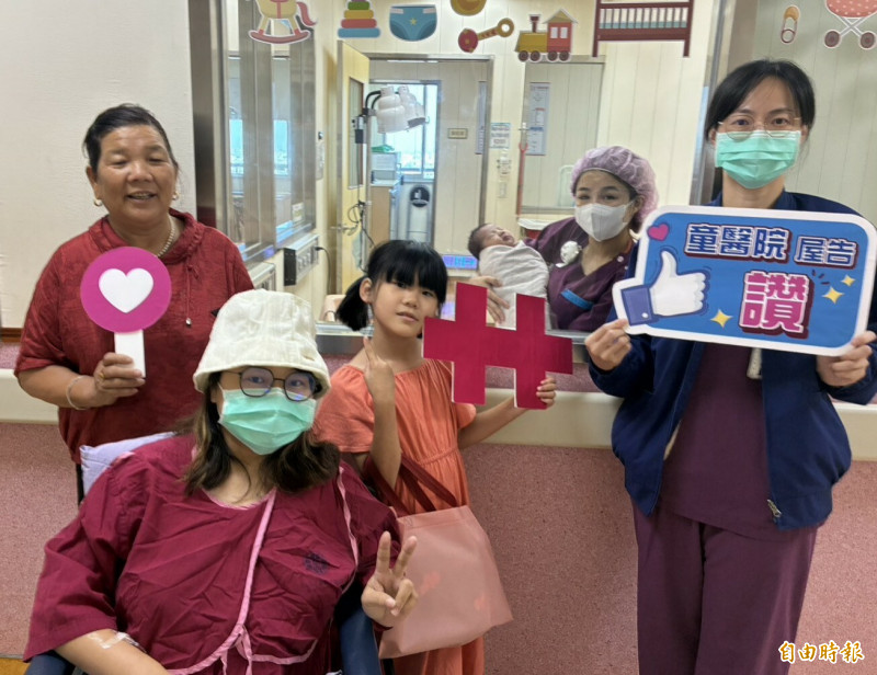 樊姓媽媽接連產下兩名國慶寶寶，姊弟倆相見歡。（記者張軒哲攝）