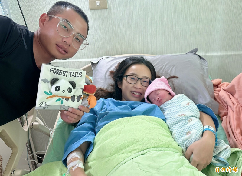 豐原醫院產婦陳媽媽屬於「Rh陰性血型」，平安產下國慶女寶寶。（記者張軒哲攝）