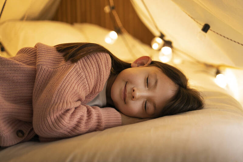 要督促小朋友，先完成作息、功課，再使用網路或遊戲，避免本末倒置；圖為情境照。（圖取自freepik）