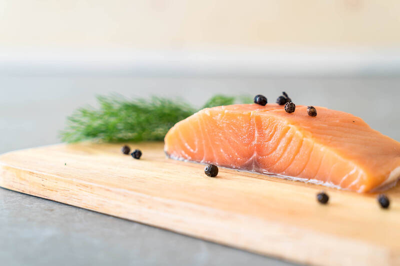 「完整鮭魚」下肚,營養師薛曉晶表示,富含Omega-3,能有效降低三酸甘油酯;圖為情境照。(圖取自freepik) 「完整鮭魚」下肚,營養師薛曉晶表示,富含Omega-3,能有效降低三酸甘油酯;圖為情境照。(圖取自freepik)