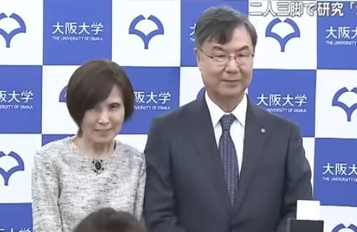 諾貝爾醫學獎得主之一的日本科學家坂口志文,在得獎後於日本召開記者會,對於妻子坂口教子的支持與鼓勵,非常感激。(擷取自FNN) 諾貝爾醫學獎得主之一的日本科學家坂口志文,在得獎後於日本召開記者會,對於妻子坂口教子的支持與鼓勵,非常感激。(擷取自FNN)