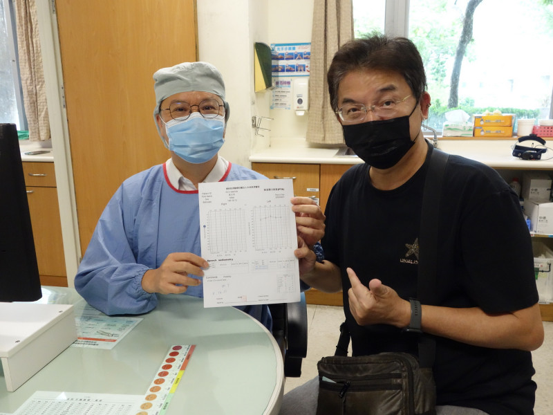 黃先生(右)左耳突發性耳聾、右耳退化,經大林慈濟醫院耳鼻喉頭頸外科主任黃俊豪(左)手術治療,植入人工電子耳,重獲聽力。(大林慈濟醫院提供) 黃先生(右)左耳突發性耳聾、右耳退化,經大林慈濟醫院耳鼻喉頭頸外科主任黃俊豪(左)手術治療,植入人工電子耳,重獲聽力。(大林慈濟醫院提供)