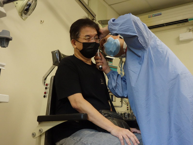 黃先生術後回診檢查,復原情況良好。(大林慈濟醫院提供) 黃先生術後回診檢查,復原情況良好。(大林慈濟醫院提供)