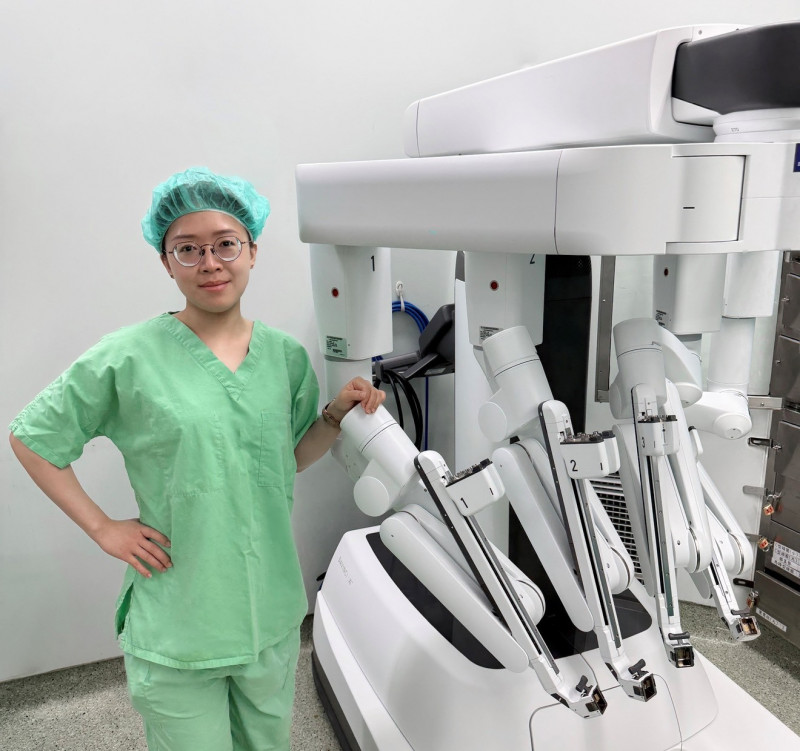 林宜右醫師和達文西機器人手術機器。(大里仁愛醫院提供) 林宜右醫師和達文西機器人手術機器。(大里仁愛醫院提供)
