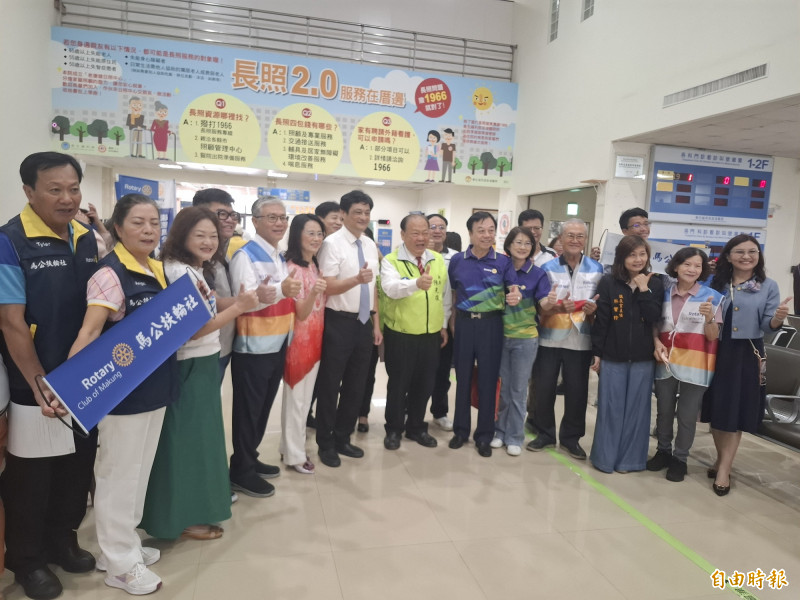 澎湖縣長陳光復為扶輪社友加油打氣,感謝舉辦免費肺癌篩檢。(記者劉禹慶攝) 澎湖縣長陳光復為扶輪社友加油打氣,感謝舉辦免費肺癌篩檢。(記者劉禹慶攝)