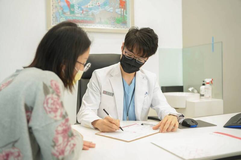 不少女性一聽到「刮子宮」就擔心、焦慮不已。示意圖。(禾馨醫療提供) 不少女性一聽到「刮子宮」就擔心、焦慮不已。示意圖。(禾馨醫療提供)