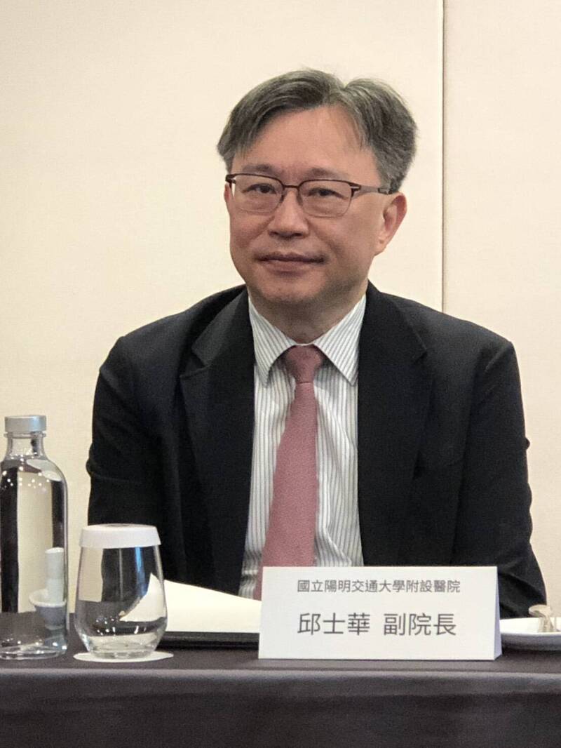 陽明交通大學附設醫院副院長邱士華幹細胞治療,只要病人自己5cc血,成功分化成視網膜色素上皮細胞。(記者李惠芬攝)
健康網》只要5cc血 再生細胞治療黃斑部病變