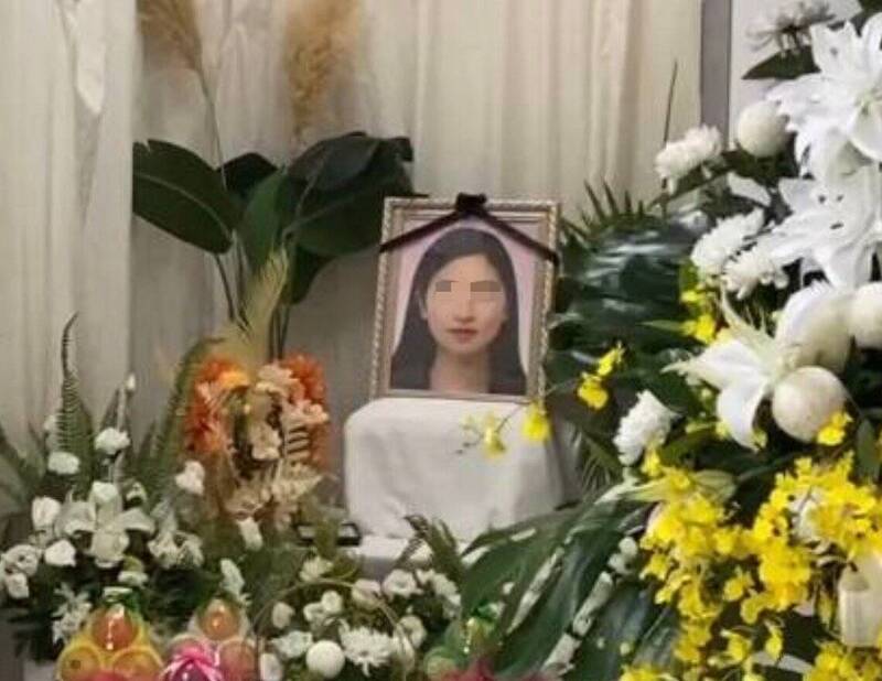 長榮空姐今(14)日告別式,不少同事前來送別。台大醫院皮膚科主治醫師烏惟新表示,史迪爾氏症若好好照護,致命率僅1-3%。圖為長榮空姐告別式。(民眾提供) 長榮空姐今(14)日告別式,不少同事前來送別。台大醫院皮膚科主治醫師烏惟新表示,史迪爾氏症若好好照護,致命率僅1-3%。圖為長榮空姐告別式。(民眾提供)
