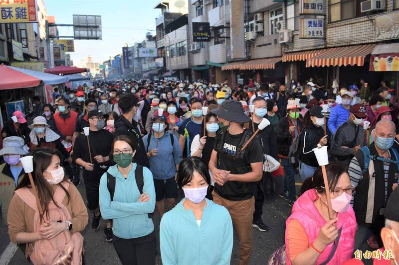 體重過輕者,日本醫界呼籲要戴好口罩,以防COVID-19入侵,其死亡率是一般人的5.75倍。圖為疫情時期街景。(資料照) 體重過輕者,日本醫界呼籲要戴好口罩,以防COVID-19入侵,其死亡率是一般人的5.75倍。圖為疫情時期街景。(資料照)