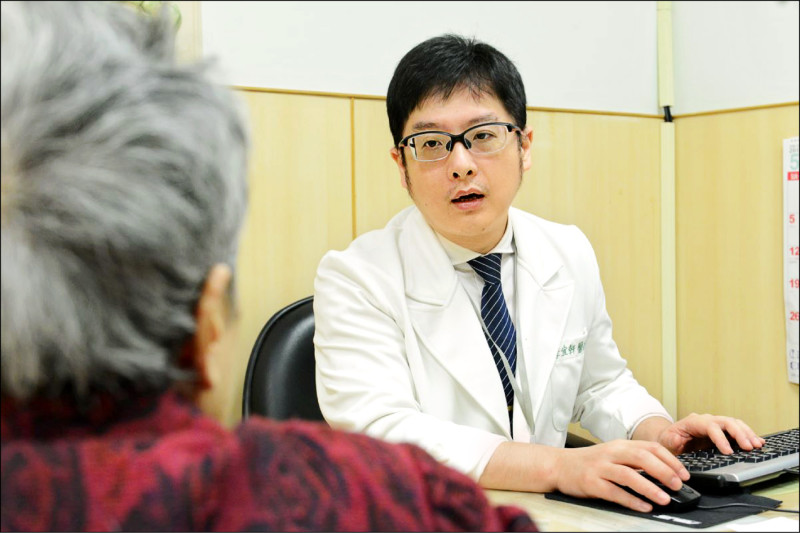 ▲李宜軒醫師說,民眾可藉游泳運動,維持腿部肌耐力和關節功能。(台北慈濟醫院提供) ▲李宜軒醫師說,民眾可藉游泳運動,維持腿部肌耐力和關節功能。(台北慈濟醫院提供)