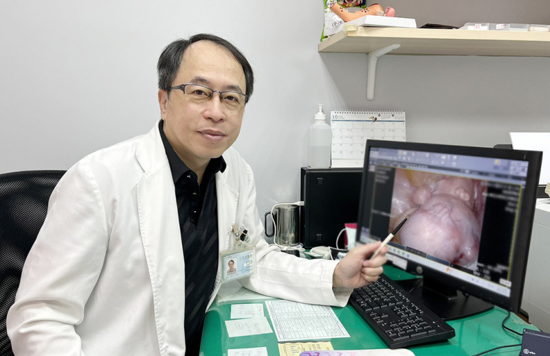 謝昌興指出,患者子宮肌瘤從1到9公分不等共9顆,最大肌瘤大如拳頭般。(記者蔡淑媛翻攝) 謝昌興指出,患者子宮肌瘤從1到9公分不等共9顆,最大肌瘤大如拳頭般。(記者蔡淑媛翻攝)