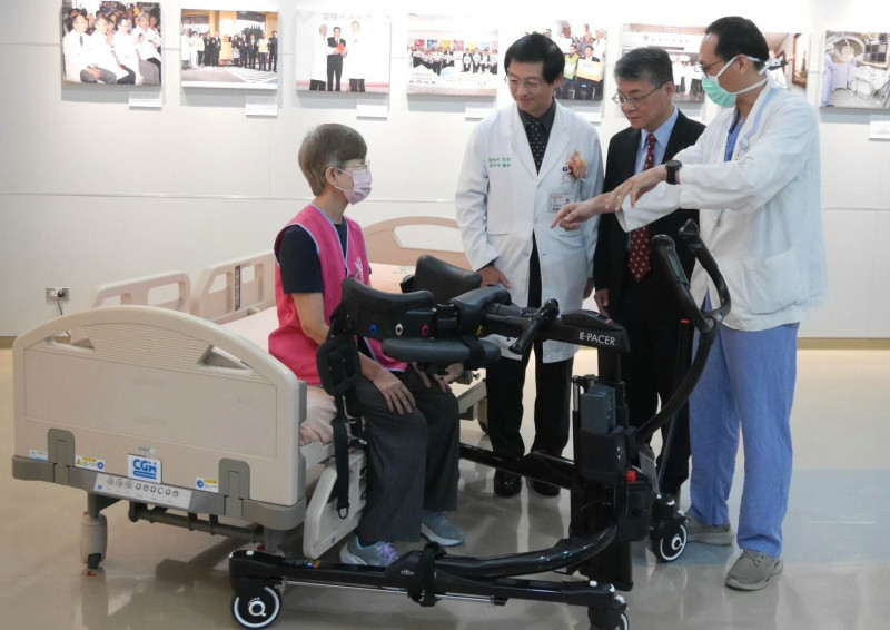 台南柳營奇美醫院獲贈多功能步行訓練機,提供病人尤其是長者能安全的步行復健。(院方提供) 台南柳營奇美醫院獲贈多功能步行訓練機,提供病人尤其是長者能安全的步行復健。(院方提供)