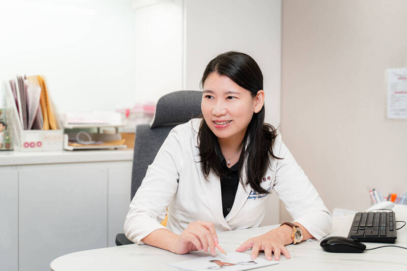 宜蘊醫療醫師沈孟勳強調,過去多數人將凍卵視為備案,但從預防醫學角度來看,它其實是一種主動為未來買保險的行為,讓女性保留成為母親的可能性與時間。(宜蘊醫療提供) 宜蘊醫療醫師沈孟勳強調,過去多數人將凍卵視為備案,但從預防醫學角度來看,它其實是一種主動為未來買保險的行為,讓女性保留成為母親的可能性與時間。(宜蘊醫療提供)