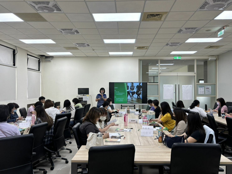 新竹縣「心理健康急救員」首梯課程培訓認證共24人參加,15人是長照中心的長照服務員,9人則來自社區心理衛生中心。(取自竹縣府官網) 新竹縣「心理健康急救員」首梯課程培訓認證共24人參加,15人是長照中心的長照服務員,9人則來自社區心理衛生中心。(取自竹縣府官網)