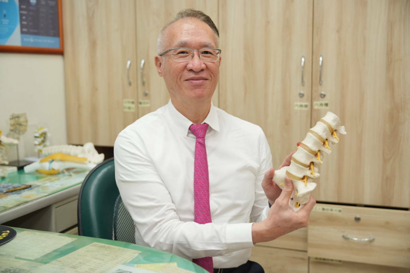 聖馬爾定醫院骨科醫師黃立人呼籲,民眾出現骨質疏鬆症狀,應儘早就醫檢查、治療。(聖馬爾定醫院提供) 聖馬爾定醫院骨科醫師黃立人呼籲,民眾出現骨質疏鬆症狀,應儘早就醫檢查、治療。(聖馬爾定醫院提供)