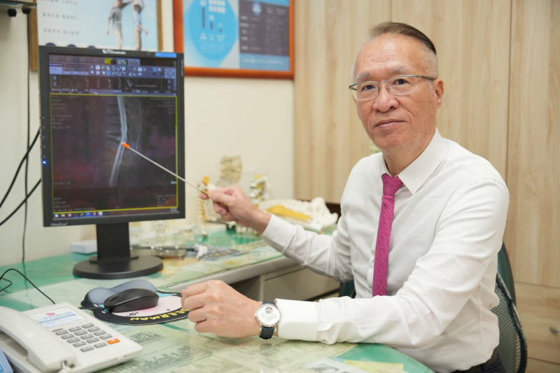 聖馬爾定醫院骨科醫師黃立人提醒,嚴重骨質疏鬆可能增加壓迫性骨折風險。(聖馬爾定醫院提供) 聖馬爾定醫院骨科醫師黃立人提醒,嚴重骨質疏鬆可能增加壓迫性骨折風險。(聖馬爾定醫院提供)