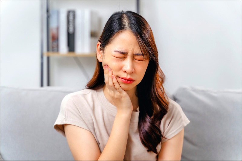 ▲若拔牙後3-5天疼痛加劇,且呈放射性痛,會延伸臉部其他區域等,小心乾性齒槽炎;圖為情境照,圖中人物與本文無關。(照片來源:shutterstock) ▲若拔牙後3-5天疼痛加劇,且呈放射性痛,會延伸臉部其他區域等,小心乾性齒槽炎;圖為情境照,圖中人物與本文無關。(照片來源:shutterstock)