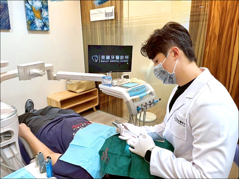 ▲黃尹鐸醫師看診中;圖為情境照,圖中患者與本文無關。(照片提供/黃尹鐸) ▲黃尹鐸醫師看診中;圖為情境照,圖中患者與本文無關。(照片提供/黃尹鐸)