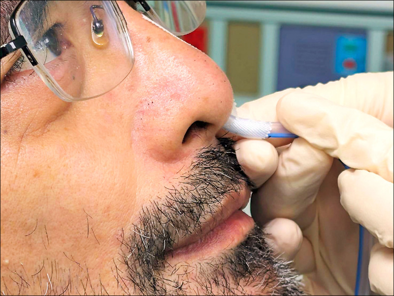 ▲鼻胃管示意照;圖為情境照,圖中人物與本文無關。(照片提供/林俊佑、蔡姄珂) ▲鼻胃管示意照;圖為情境照,圖中人物與本文無關。(照片提供/林俊佑、蔡姄珂)