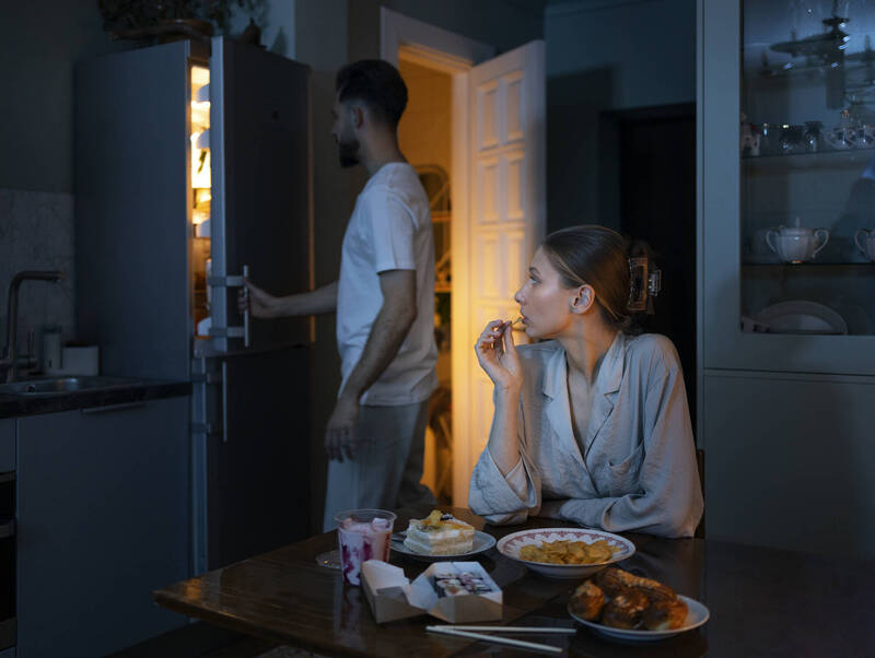 晚餐盡量選擇清淡少鹽,避免滷味與重口味醬料,可避免水腫;圖為情境照。(圖取自freepik) 晚餐盡量選擇清淡少鹽,避免滷味與重口味醬料,可避免水腫;圖為情境照。(圖取自freepik)