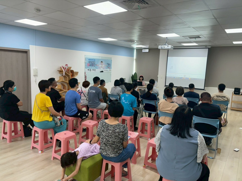 114年新北市衛生局心理健康月系列活動「打造減壓心生活指南」,民眾參與蘆洲場實體活動,體驗沉浸式紓壓課程。(衛生局提供) 114年新北市衛生局心理健康月系列活動「打造減壓心生活指南」,民眾參與蘆洲場實體活動,體驗沉浸式紓壓課程。(衛生局提供)
