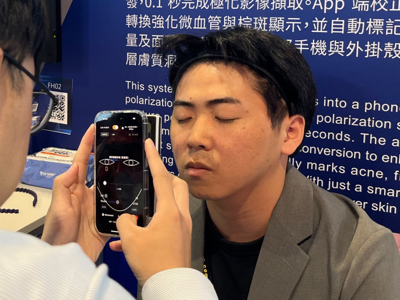 「行動式極化光膚質檢測系統」整合手機殼大小,讓「醫美級膚質分析」變得像自拍一樣輕鬆。(中山大學提供) 「行動式極化光膚質檢測系統」整合手機殼大小,讓「醫美級膚質分析」變得像自拍一樣輕鬆。(中山大學提供)