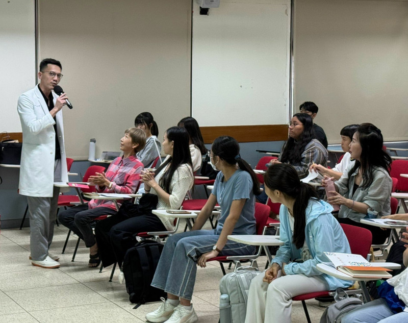 台南骨科診所醫師陳建宏演講授課情形。(陳建宏醫師診所提供) 台南骨科診所醫師陳建宏演講授課情形。(陳建宏醫師診所提供)