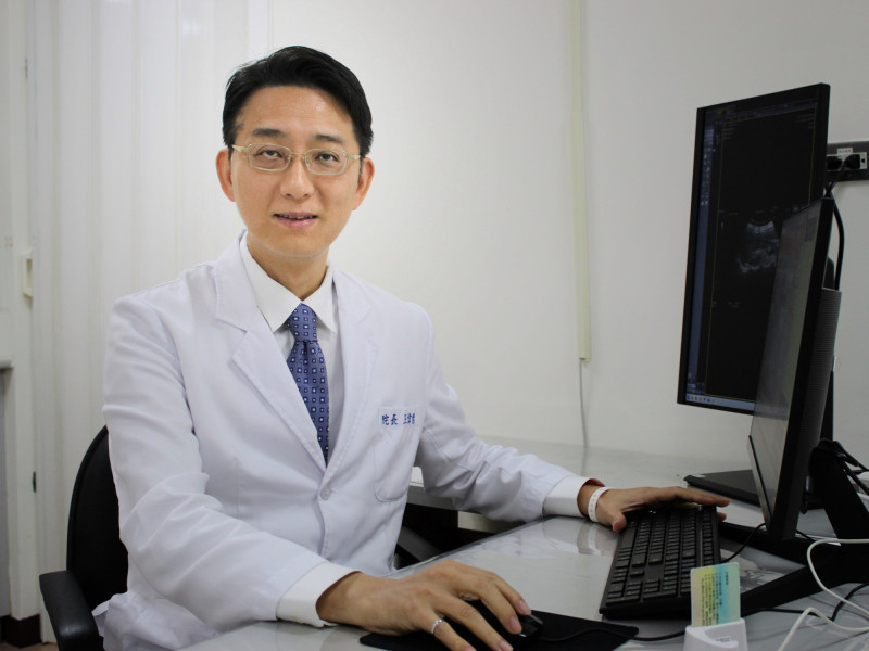 樂生醫院院長王偉傑提醒,持續性蛋白尿,即使沒有水腫或高血壓,也應追蹤與檢查原因。(樂生醫院提供) 樂生醫院院長王偉傑提醒,持續性蛋白尿,即使沒有水腫或高血壓,也應追蹤與檢查原因。(樂生醫院提供)