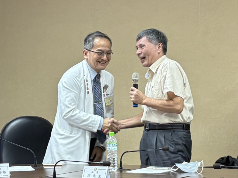 病友謝先生(右)感謝北榮醫療團隊的協助。(記者林志怡攝) 病友謝先生(右)感謝北榮醫療團隊的協助。(記者林志怡攝)