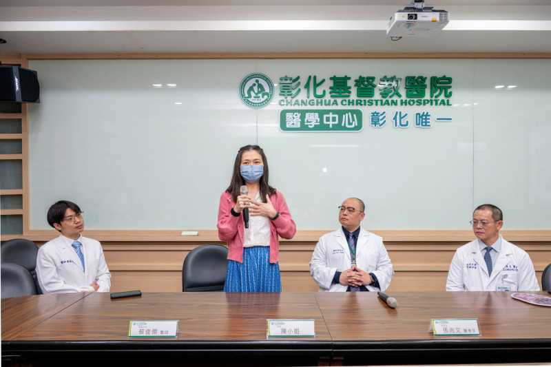 陳女感謝妹妹捐腎與彰基照護,經歷多囊腎切除與活體移植後,恢復健康重返講台。(彰基提供) 陳女感謝妹妹捐腎與彰基照護,經歷多囊腎切除與活體移植後,恢復健康重返講台。(彰基提供)