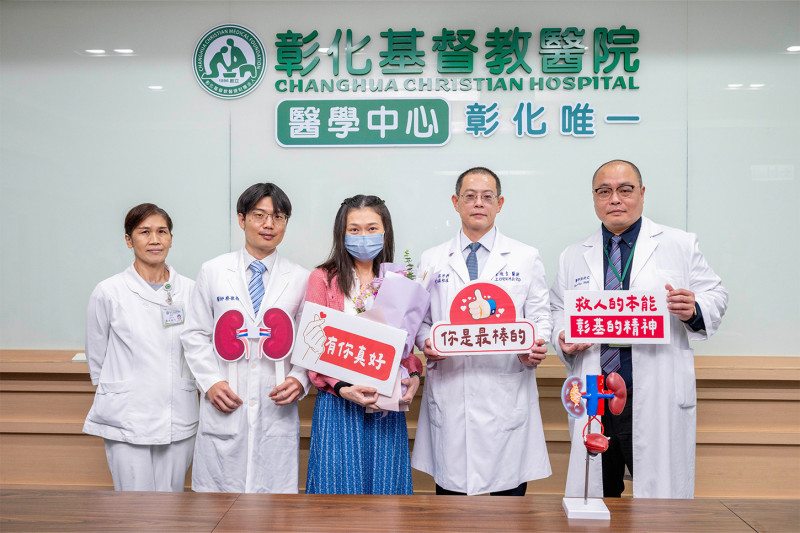 陳女(中)罹多囊腎,腎臟腫大。彰基以達文西手術切除病腎並由妹妹捐腎完成活體移植。(彰基提供) 陳女(中)罹多囊腎,腎臟腫大。彰基以達文西手術切除病腎並由妹妹捐腎完成活體移植。(彰基提供)