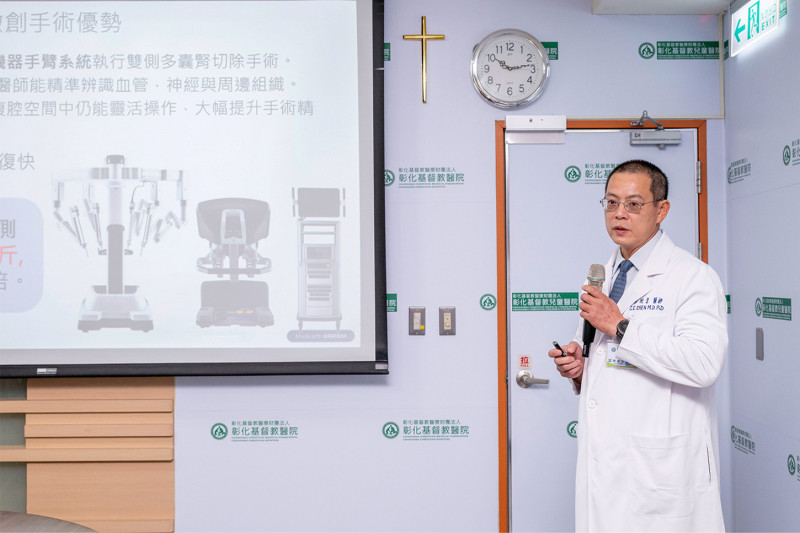 彰基泌尿外科醫師陳俊吉解析,團隊以達文西手術精準切除雙側腎臟,再植入活體腎,完成移植。(彰基提供) 彰基泌尿外科醫師陳俊吉解析,團隊以達文西手術精準切除雙側腎臟,再植入活體腎,完成移植。(彰基提供)